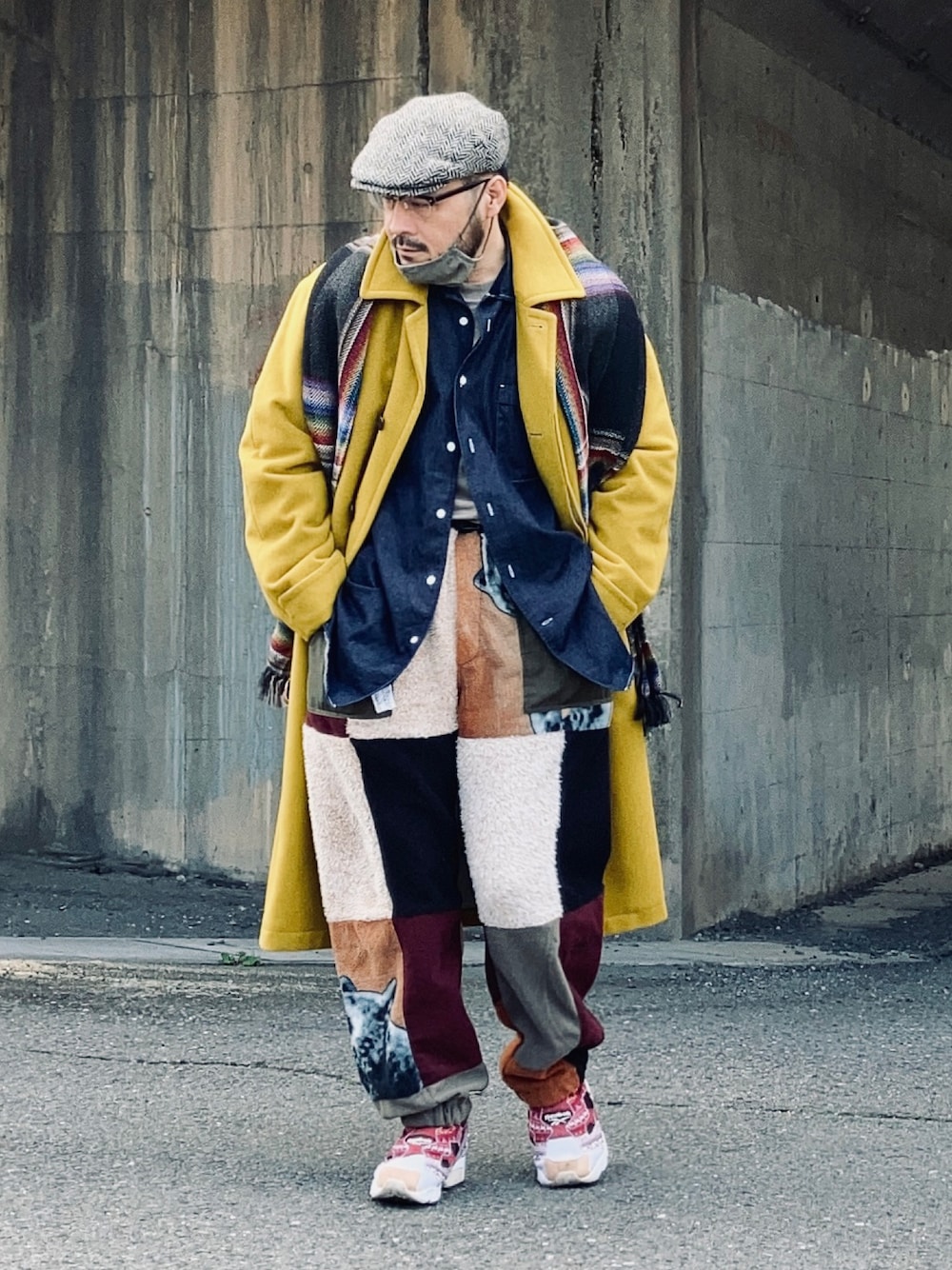 ブルー系のシャツ/ブラウス、イエロー系のステンカラーコート、その他のスウェットパンツを着用したメンズの冬コーディネートの1枚目の写真