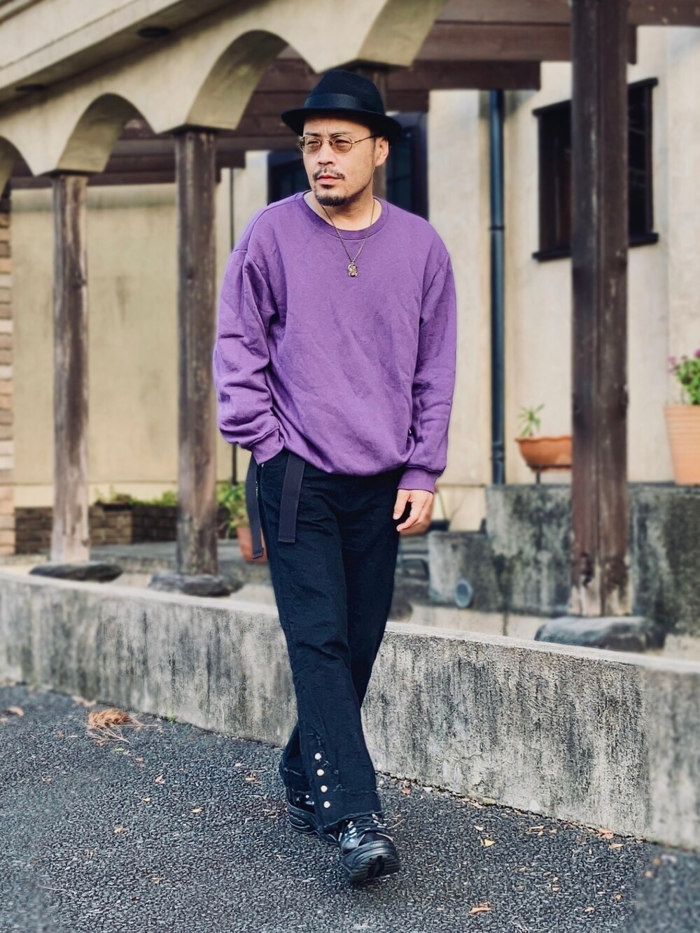 パープル系のスウェット、ブラック系のその他パンツ、ブラック系のサンダルを着用したメンズの秋コーディネートの1枚目の写真