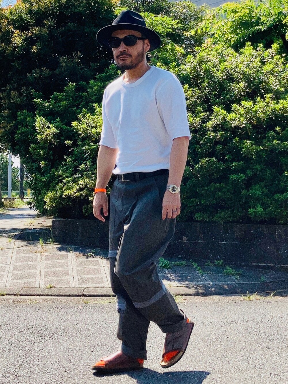 「レザー、チノパン、ストリート、サングラス、カーゴパンツ、差し色、アースカラー、腕時計、DOARAT、レザーサンダル、スティーブンアラン、秋コーデ、パラシュートパンツ、ワッフルクルーネックＴ、秋服準備はじめました」｜「Steven Alanのアイテム（Tシャツ/カットソー、ホワイト系）」を使った、koppaさん（メンズ・169cm）の秋コーディネートの1枚目の写真