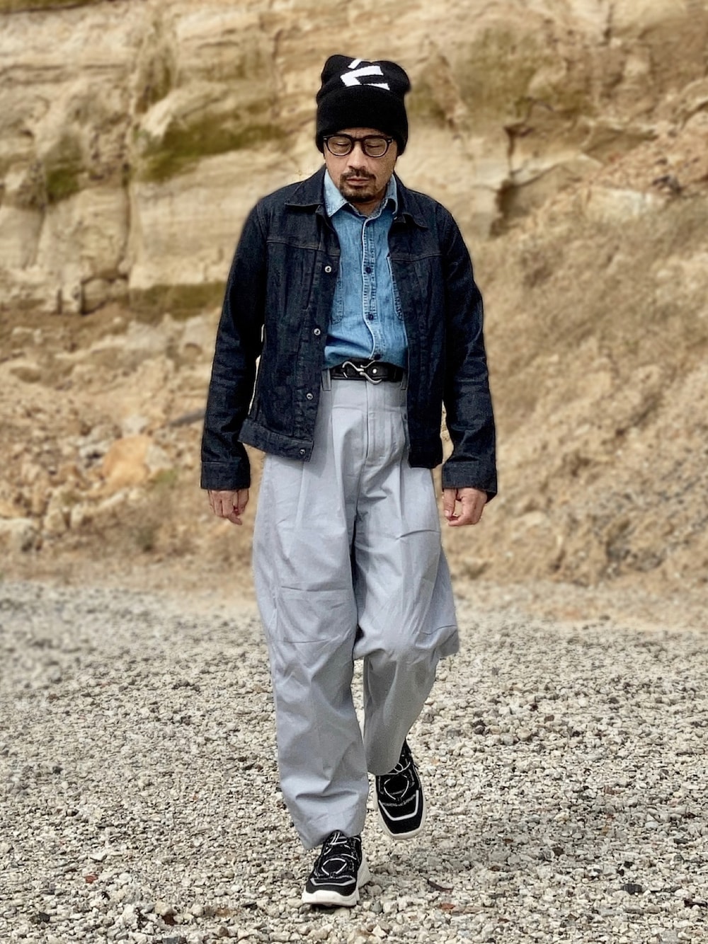 「デニム、ニット帽、デニムシャツ、デニムジャケット、バギーパンツ、ワイドパンツ、ワークパンツ、厚底シューズ、ソックススニーカー、スニーカー、SHINYA KOZUKA、KENZO、ETUDES、古着MIX、ワークスタイル」｜「GAPのsize M 古着（シャツ/ブラウス、ブルー系）」を使った、koppaさん（メンズ・169cm）の秋コーディネートの1枚目の写真