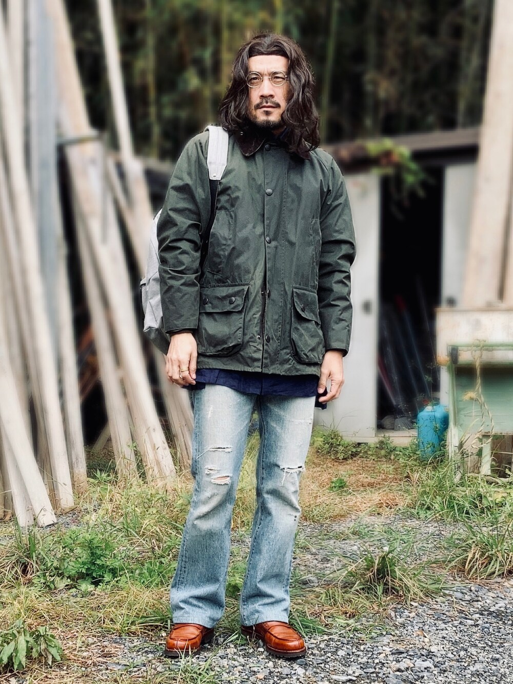 「wearhalloween2021、休日スタイル、バブアー、レトロ、70's、フレアパンツ、ダメージデニム、チーニー、ローファー、クラシック、丸メガネ、バックパック、レイヤード、ウィッグ、barbour」｜「CASSANDEREのmade in Italy sizeL（シャツ/ブラウス、ブルー系）」を使った、koppaさん（メンズ・169cm）の秋コーディネートの1枚目の写真