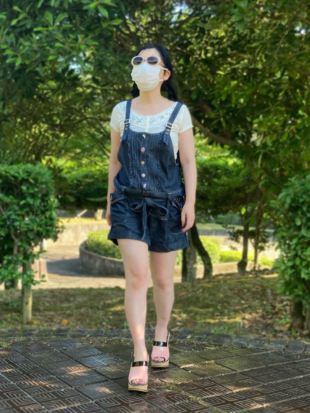 「オーバーオール、サロペット、デニムサロペット、サロペットパンツ、ヨーロピアン、paypayフリマ」｜「no brandの【sold】オールインワンショーツ （サロペット/オーバーオール、ブルー系）」を使った、koppaさん（レディース・153cm）の夏コーディネートの1枚目の写真