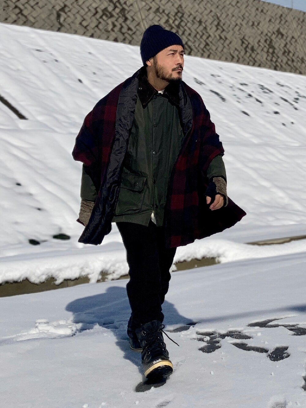 「マフラーぐるぐる、雪、ブーツ、ブーツイン、barbour、あったかコーデ、スラックス、冬コーデ、ダウンマフラー、ニット帽、手袋、Yライン、スノーシューズ、ボアシューズ、オイルドジャケット」｜「UNIQLOのオールドユニクロ古着ニット　毛玉感が好み（ニット/セーター、その他）」を使った、koppaさん（メンズ・169cm）の冬コーディネートの1枚目の写真