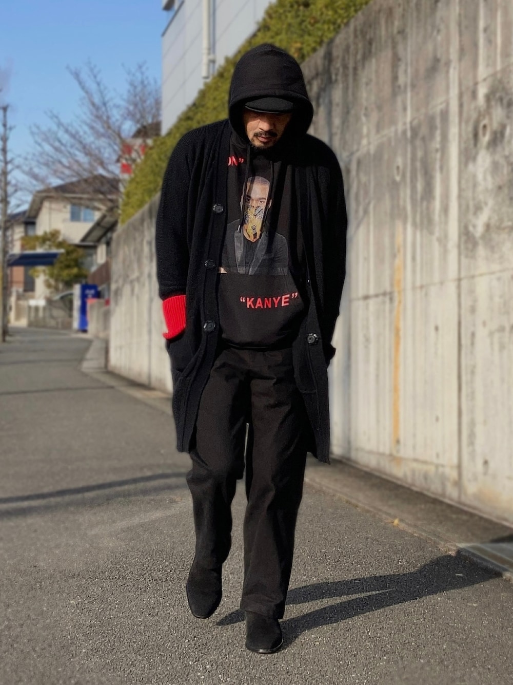 ブラック系のパーカー、ブラック系のカーディガン/ボレロ、ブラック系のパンツを着用したメンズの冬コーディネートの1枚目の写真