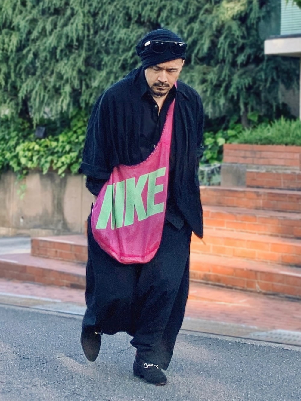 ブラック系のシャツ/ブラウス、ブラック系のその他アウター、ブラック系のその他パンツを着用したメンズの春コーディネートの1枚目の写真