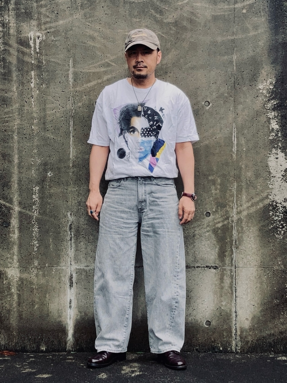 「プチプラ、夏だ！Tシャツ着よう！、さらっと晴れやかスナップ、夏、ゆるコーデ、カジュアルスタイル、タックイン、バンドT、ロックT、バレルレッグジーンズ、キャップ、腕時計、ワイドジーンズ、ワイドデニム、淡色コーデ」｜「GUのバレルレッグジーンズ size 30（デニムパンツ、グレー系）」を使った、koppaさん（メンズ・169cm）の夏コーディネートの1枚目の写真
