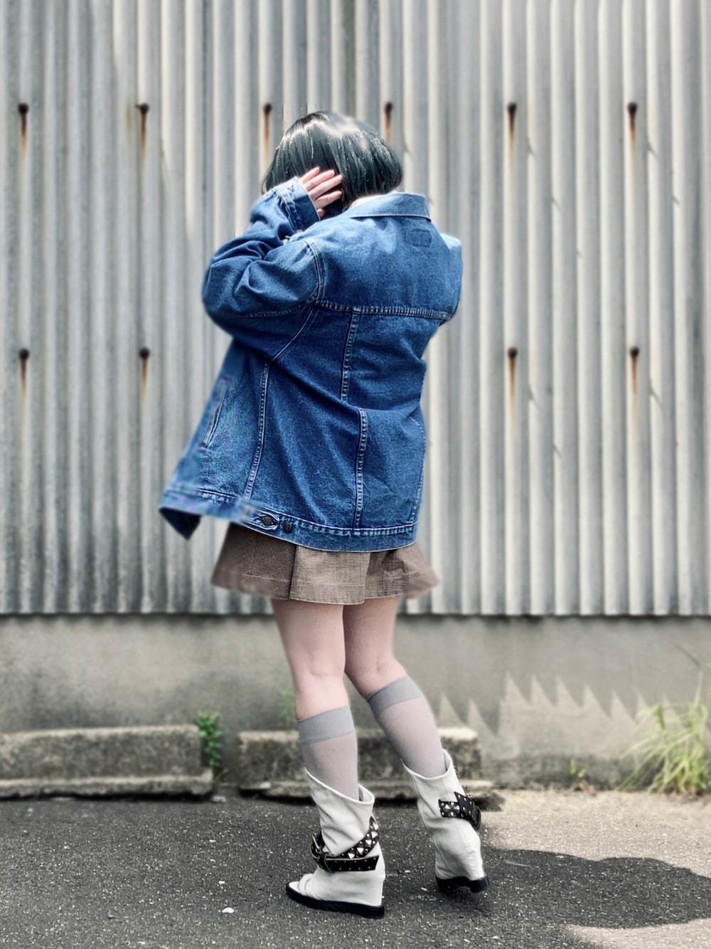 「デニム、Levis、ヴィンテージデニム、デニムジャケット、オーバーサイズ、レディース、古着女子、秋先取りコーデ、フリマ」｜「Levi'sのUSA製リーバイス size L 右前レディースモデル（デニムジャケット、ブルー系）」を使った、koppaさん（レディース・153cm）の夏コーディネートの1枚目の写真