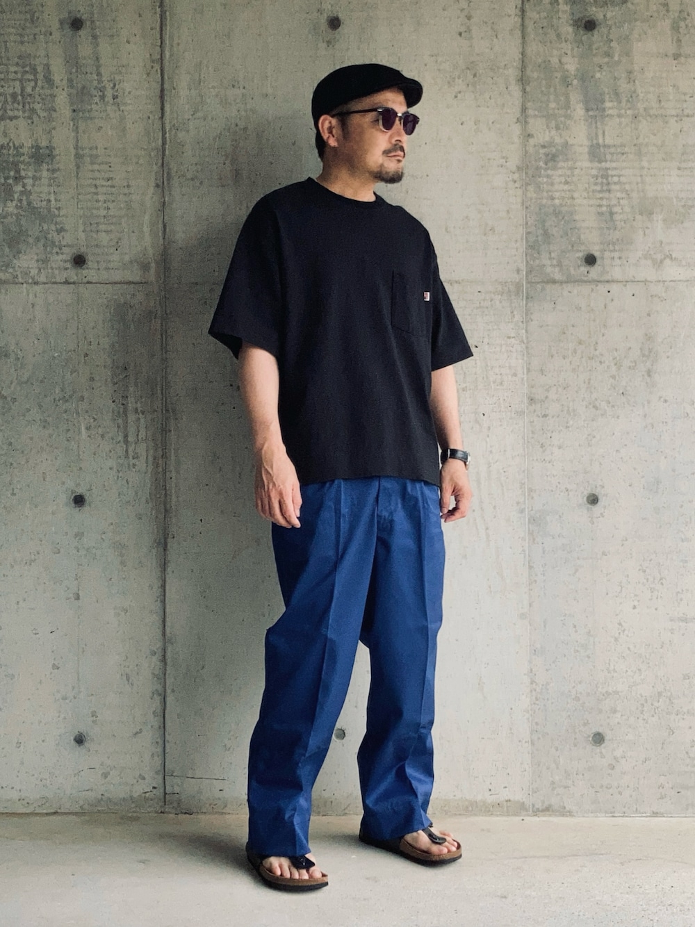 ブラック系のTシャツ/カットソー、ブルー系のその他パンツ、ブラック系のサンダルを着用したメンズの夏コーディネートの1枚目の写真