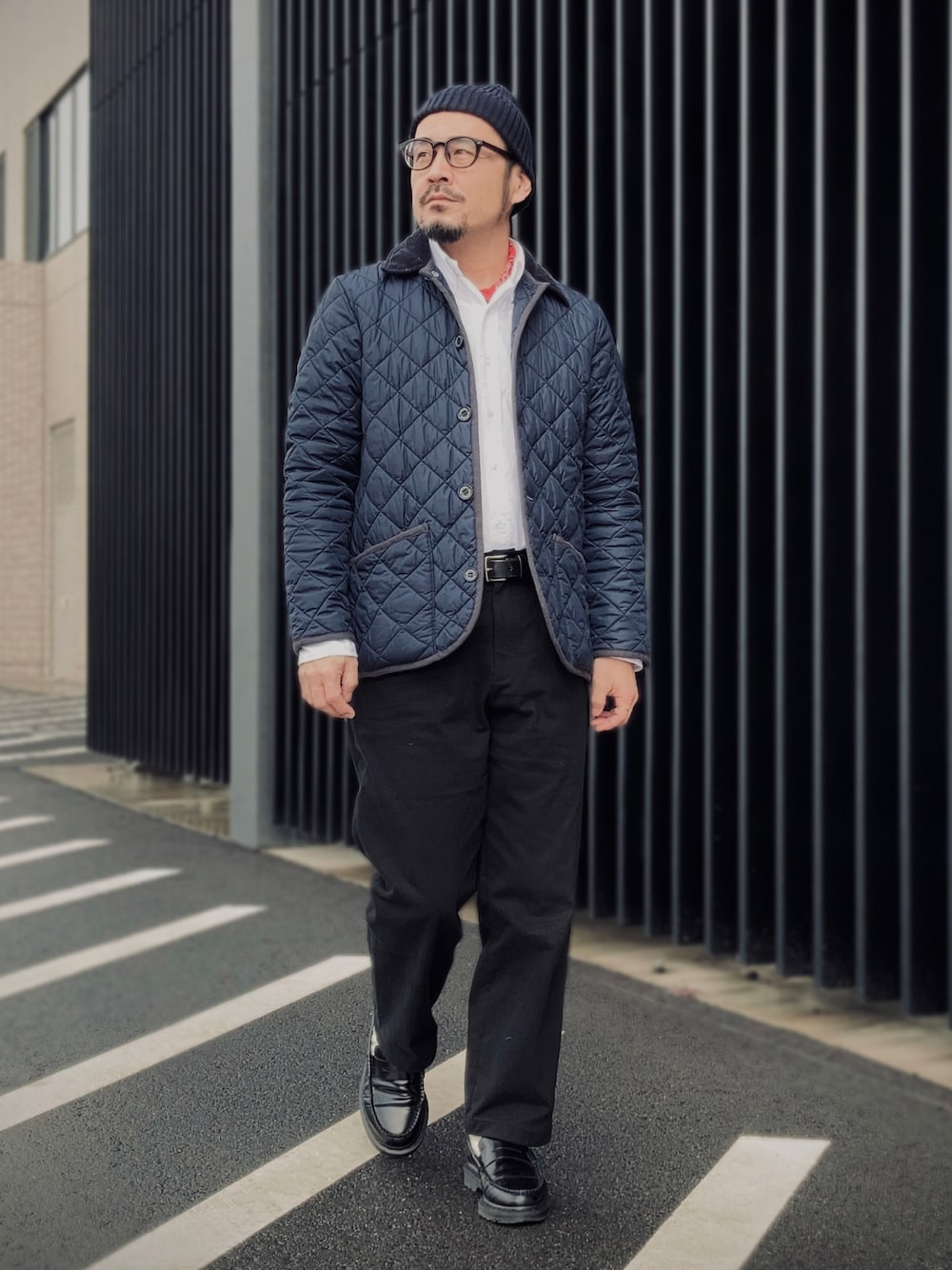 ホワイト系のシャツ/ブラウス、ブルー系のその他アウター、ブラック系のパンツを着用したメンズの冬コーディネートの1枚目の写真