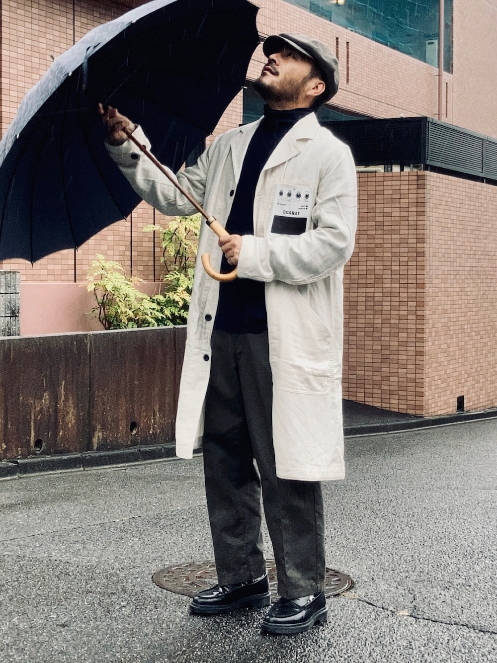 「チノパン、カーキ、スラックス、ローファー、厚底シューズ、プチプラ、キャップ、キャスケット、タートルネック、ロンT、ショップコート、コート、休日スタイル、秋コーデ、雨の日コーデ」｜「UNIQLOのソフトタッチタートルネックT（長袖）（Tシャツ/カットソー、ブルー系）」を使った、koppaさん（メンズ・169cm）の秋コーディネートの1枚目の写真