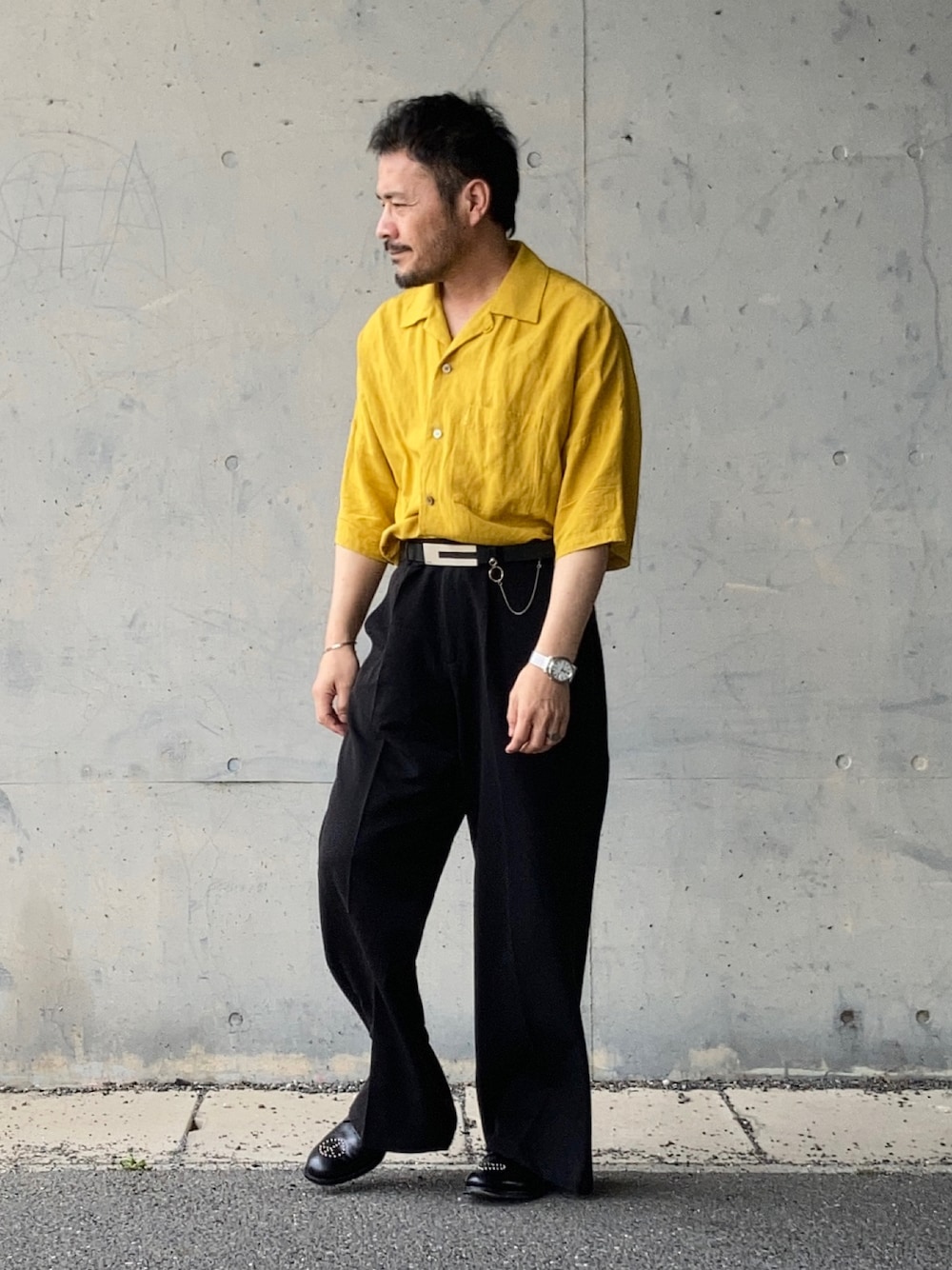 「韓国ファッション、ビッグシルエット、スラックス、カラー×コーデ、オープンカラーシャツ、ビタミンカラー、タックイン、革靴、イエロー、ワイドスラックス、フレアスラックス、モード、メンズファッション、メンズコーデ、大人コーデ」｜「KAZUYUKI KUMAGAIのアイテム（シャツ/ブラウス、イエロー系）」を使った、koppaさん（メンズ・169cm）の春コーディネートの1枚目の写真