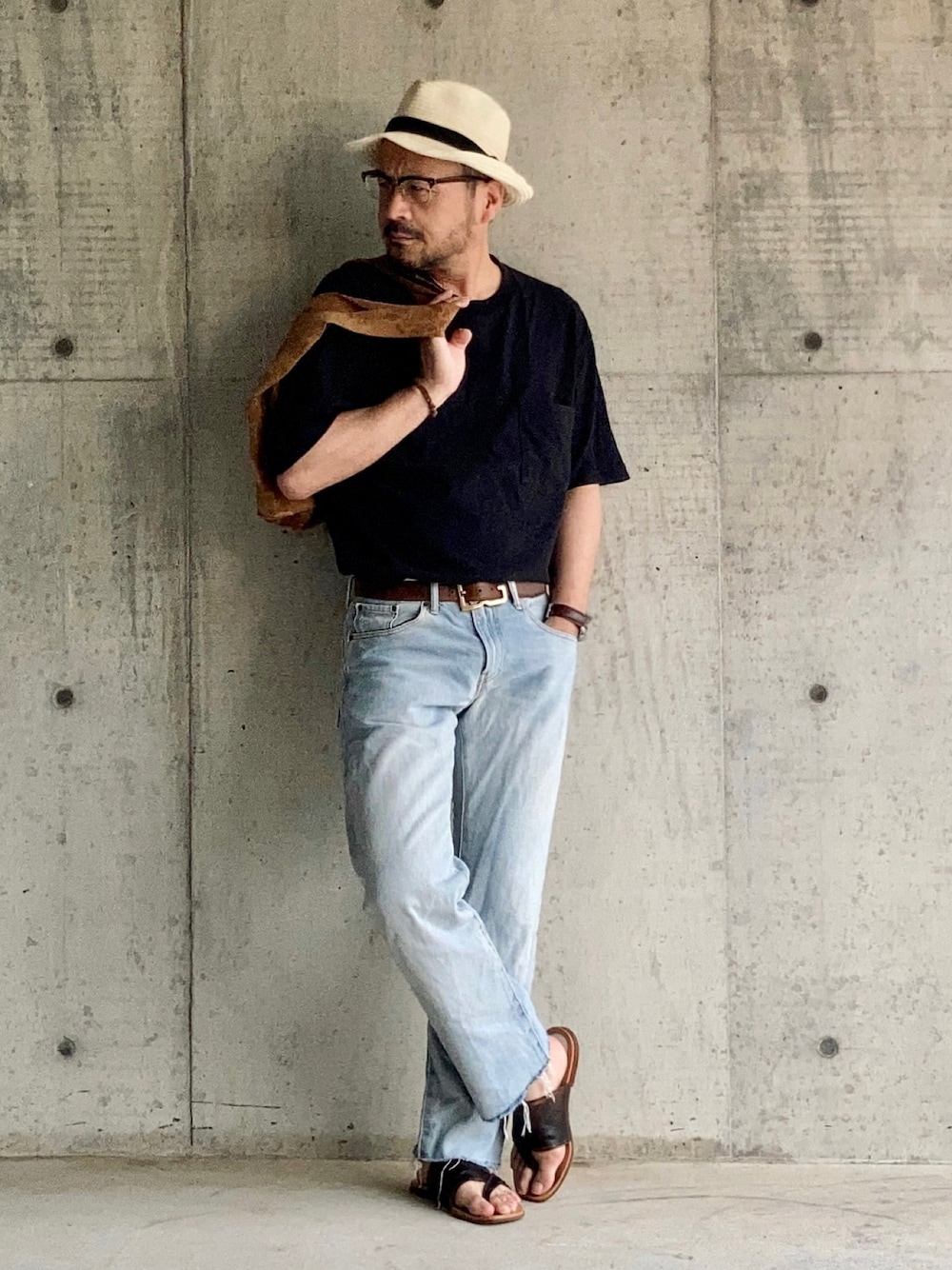 「UNIQLOU、Levi's、カットオフデニム、Maison Margiela、レザーサンダル、レザーブレスレット、DOLCE&GABBANA、バックルベルト、古着MIX、レザーバッグ、麦わら帽子、腕時計、トートバッグ、フェススタイル、お出かけコーデ」｜「UNIQLOのオーバーサイズクルーネックT（半袖）（Tシャツ/カットソー、ブラック系）」を使った、koppaさん（メンズ・169cm）の夏コーディネートの1枚目の写真
