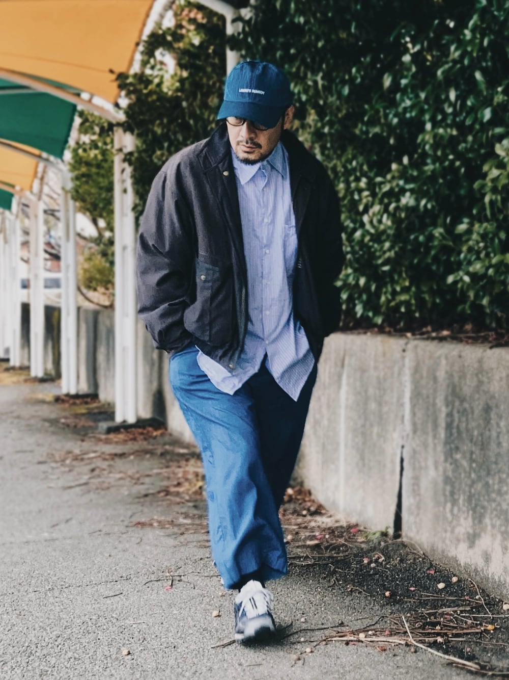 その他のシャツ/ブラウス、グレー系のブルゾン、ブルー系のスラックスを着用したメンズの冬コーディネートの1枚目の写真