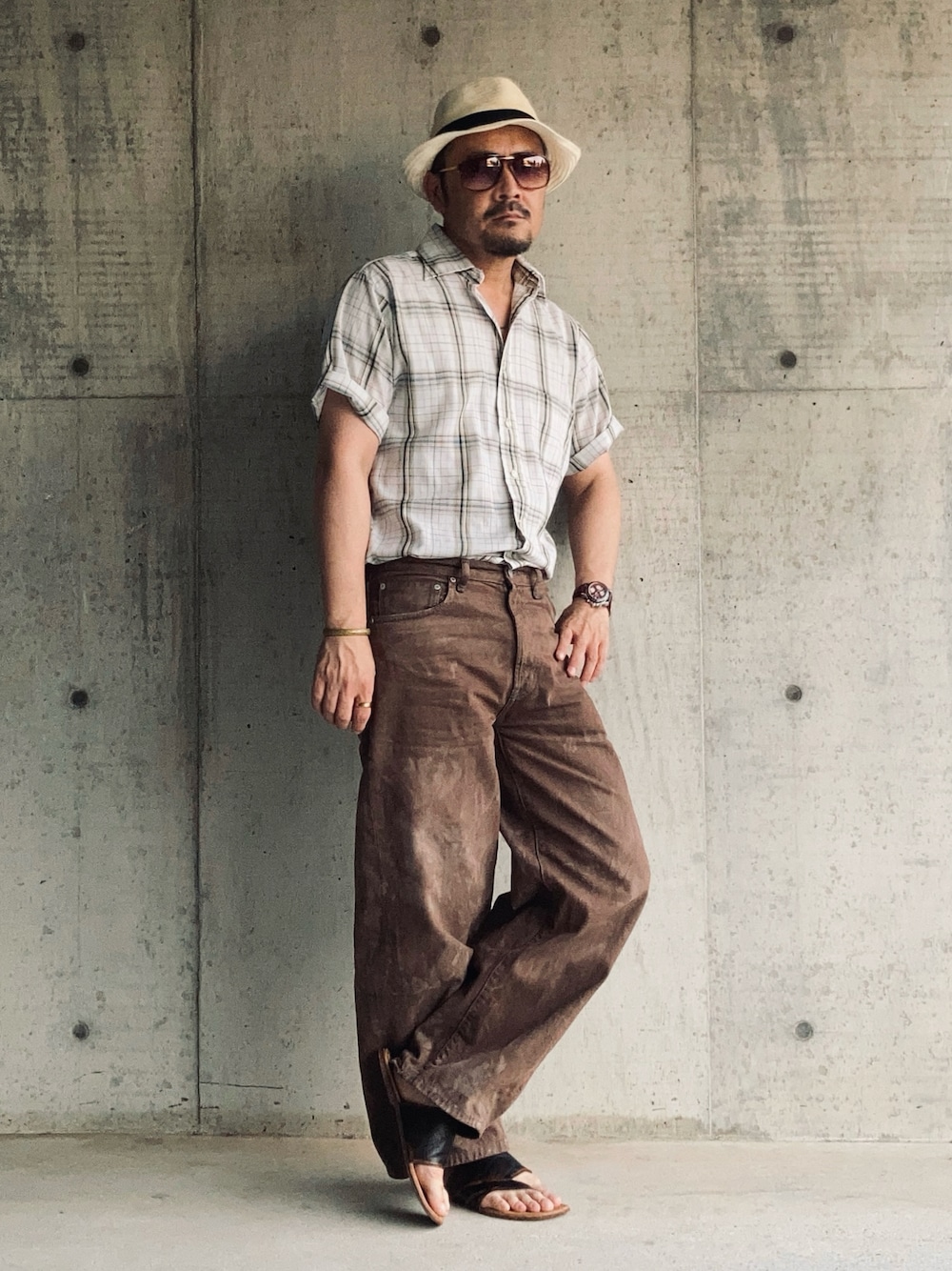 「dye、染め、バレルレッグジーンズ、リメイクジーンズ、フェススタイル、古着MIX、夏コーデ、テーマパークコーデ、さらっと晴れやかスナップ、デニム、ブラウンパンツ、ペーパーハット、サングラス、腕時計、レザーサンダル」｜「GUのバレルレッグジーンズ(セルフダイ) size 30 （デニムパンツ、ブラウン系）」を使った、koppaさん（メンズ・169cm）の夏コーディネートの1枚目の写真