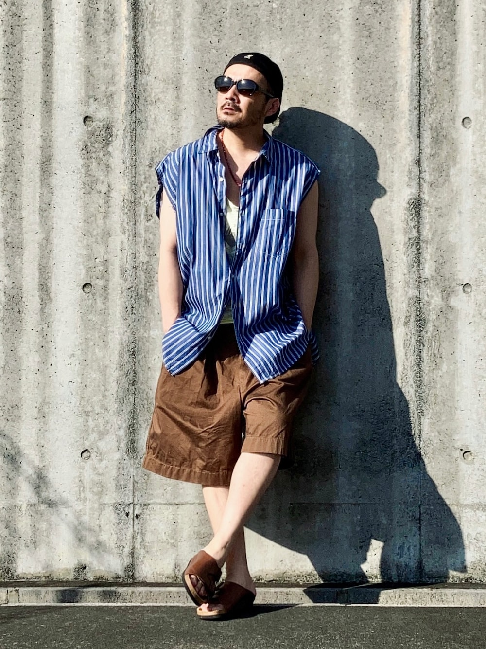ブルー系のシャツ/ブラウス、ブラウン系のその他パンツ、ブラウン系のサンダルを着用したメンズの夏コーディネートの1枚目の写真