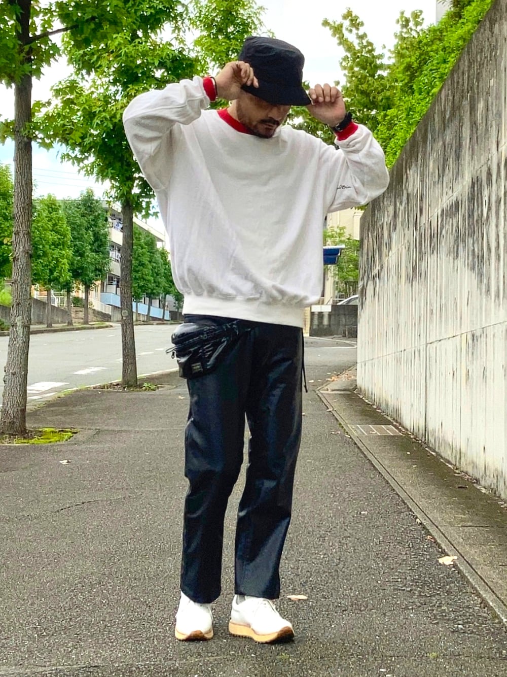 「スウェット、ロンT、オーバーサイズ、革靴、白スニーカー、モード、厚底シューズ、レザーパンツ、フレアパンツ、ミニバッグ、今日のコーデ、韓国ファッション、秋服準備はじめました、リンガー、秋トレンド2021」｜「PHINGERINの＜PHINGERIN (フィンガリン）＞ TRIM SWT/スウェット（スウェット、ホワイト系）」を使った、koppaさん（メンズ・169cm）の秋コーディネートの1枚目の写真