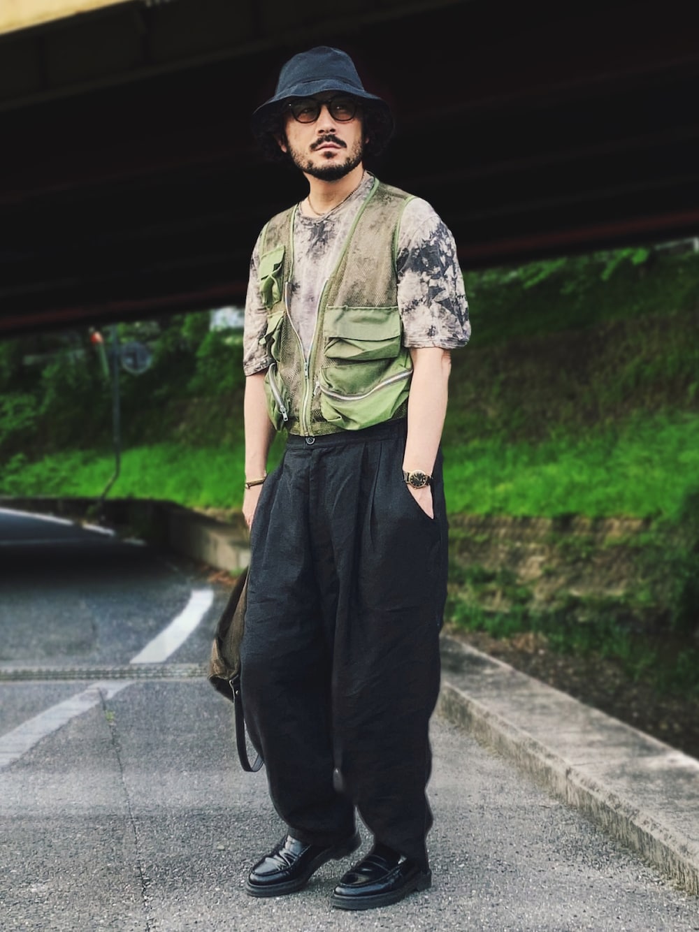 「古着MIX、ラフコーデ、ショルダーバッグ、Tシャツコーデ、ベスト×Tシャツ、ミリタリーベスト、タイダイ柄、ローファー、バケットハット、サングラス、ワイドパンツ、リネンパンツ、和洋折衷」｜「SIDE SLOPEのリネンtシャツ size3（Tシャツ/カットソー、ブラウン系）」を使った、koppaさん（メンズ・169cm）の春コーディネートの1枚目の写真