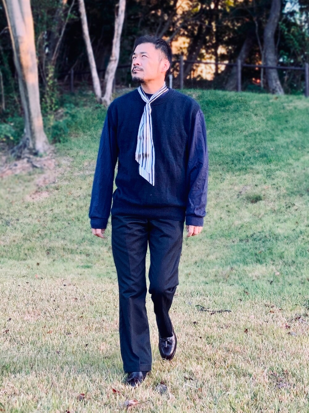 ブルー系のTシャツ/カットソー、ブルー系のベスト、ブルー系のチノパンツを着用したメンズの秋コーディネートの1枚目の写真