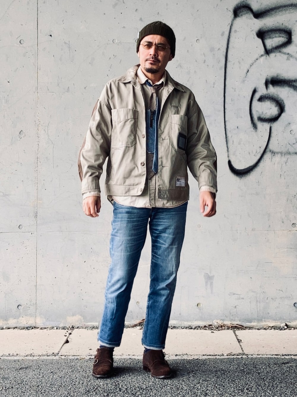 ベージュ系のシャツ/ブラウス、ベージュ系のその他アウター、ブルー系のデニムパンツを着用したメンズの秋コーディネートの1枚目の写真