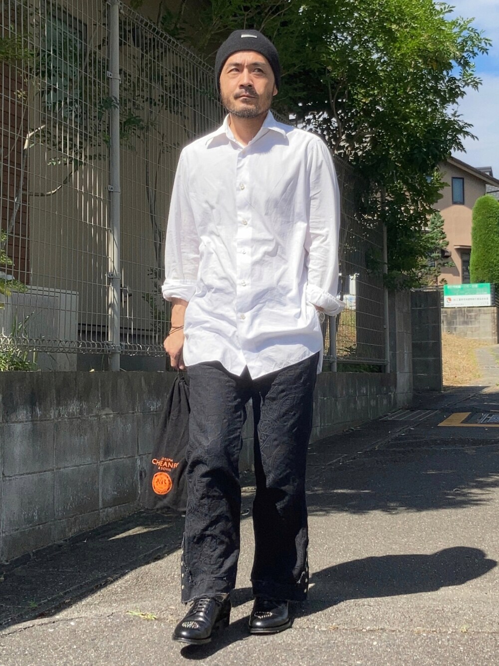 「スタッズ、白シャツ、キャップ、ニットキャップ、スラックス、モノトーン、休日スタイル、革靴、モード、フレアパンツ、ミニバッグ、モノトーンコーデ、ジャガードパンツ、ストリートコーデ、韓国ファッション」｜「UNITED ARROWSのDistrict size42（シャツ/ブラウス、ホワイト系）」を使った、koppaさん（メンズ・169cm）の秋コーディネートの1枚目の写真