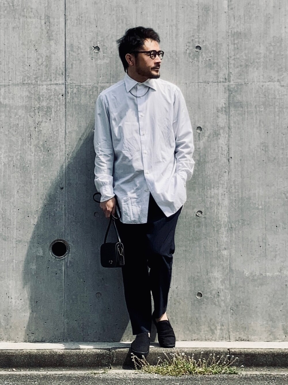 「シャツスタイル、モード、はじめましてコーデ、Taiwan、プチプラ、白シャツ、スラックス、united arrows、SOPHNET.、UNIQLO、アクセサリー、メガネ男子、オールドコーチ、レザーバッグ、春夏コーデ」｜「UNITED ARROWSのDistrict size42（シャツ/ブラウス、ホワイト系）」を使った、koppaさん（メンズ・169cm）の春コーディネートの1枚目の写真