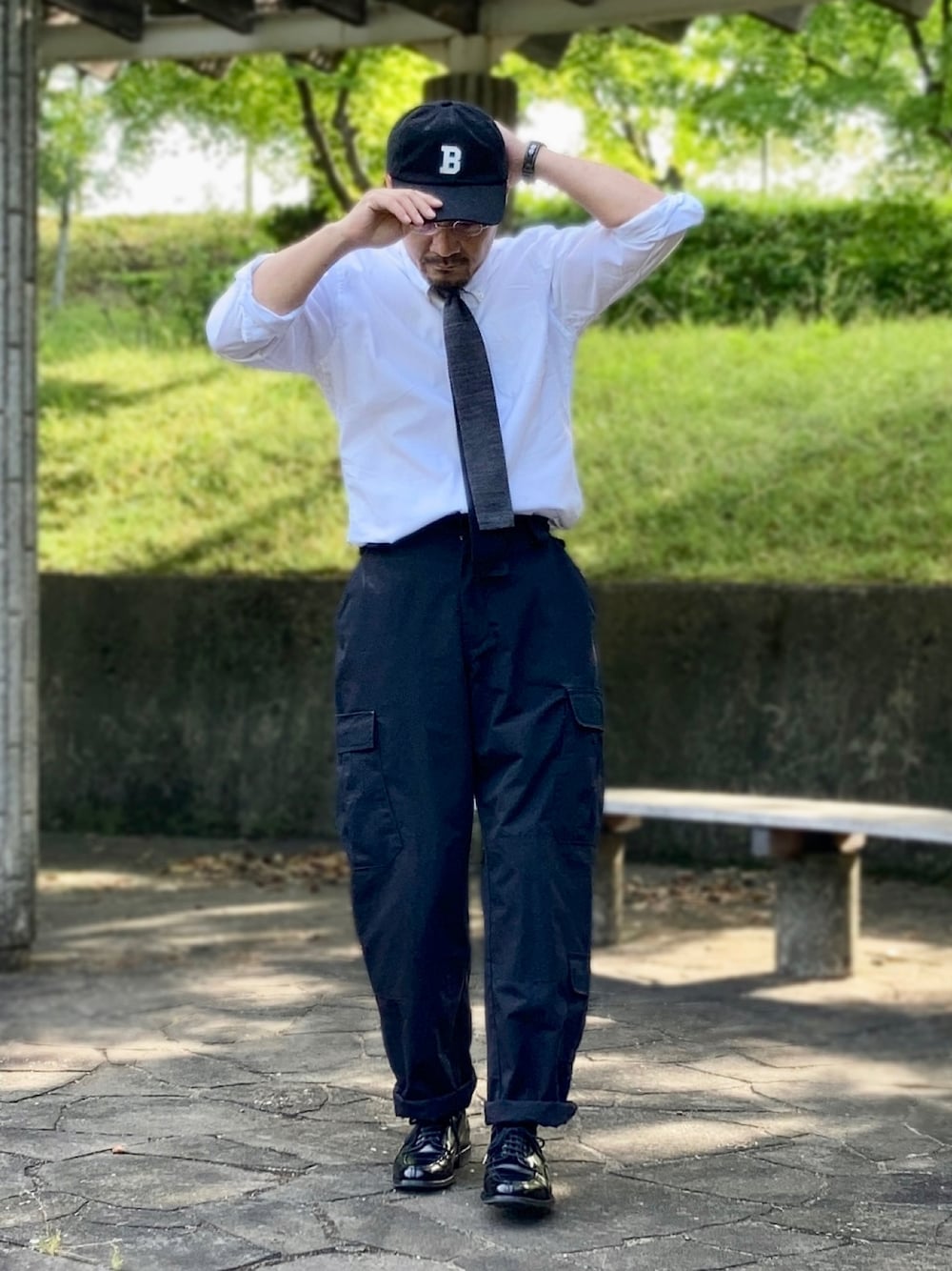 「夏のコスメと服、メンズコスメ、初夏コーデ、夏コーデ、メガネ男子、ネクタイコーデ、ニットタイ、カーゴパンツ、キャップ、シャツスタイル、ミリタリーコーデ、アメトラ、アイビー、タックイン、ロールアップ」｜「FAIRFAXのfairfax for thomas mason oxford BD size L古着（シャツ/ブラウス、ホワイト系）」を使った、koppaさん（メンズ・169cm）の春コーディネートの1枚目の写真