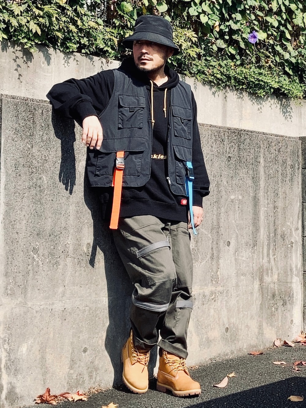 「カジュアル、アウトドア、アウトドアスタイル、パーカー、ストリート、ベスト、ワイドパンツ、ワークパンツ、ワークブーツ、秋服、バケットハット、ミリタリーパンツ、フーディー、ストリートコーデ、ドレカジバランス」｜「Dickiesの【メンズ】裏起毛スウェットパーカー（パーカー、ブラック系）」を使った、koppaさん（メンズ・169cm）の秋コーディネートの1枚目の写真