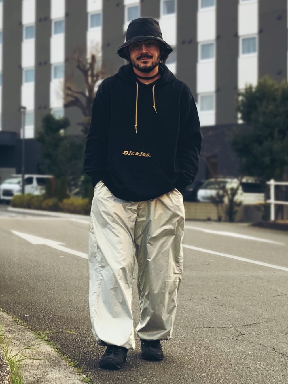 「春めき満開コーデ、スポーツミックス、ストリートコーデ、ストリートファッション、バケハ、フーディー、NIKE×Supreme、Dickies、9090、ナイロンパンツ、ワイドパンツ、メタリック、モノトーンコーデ」｜「9090のアイテム（その他パンツ、シルバー系）」を使った、koppaさん（メンズ・169cm）の春コーディネートの1枚目の写真