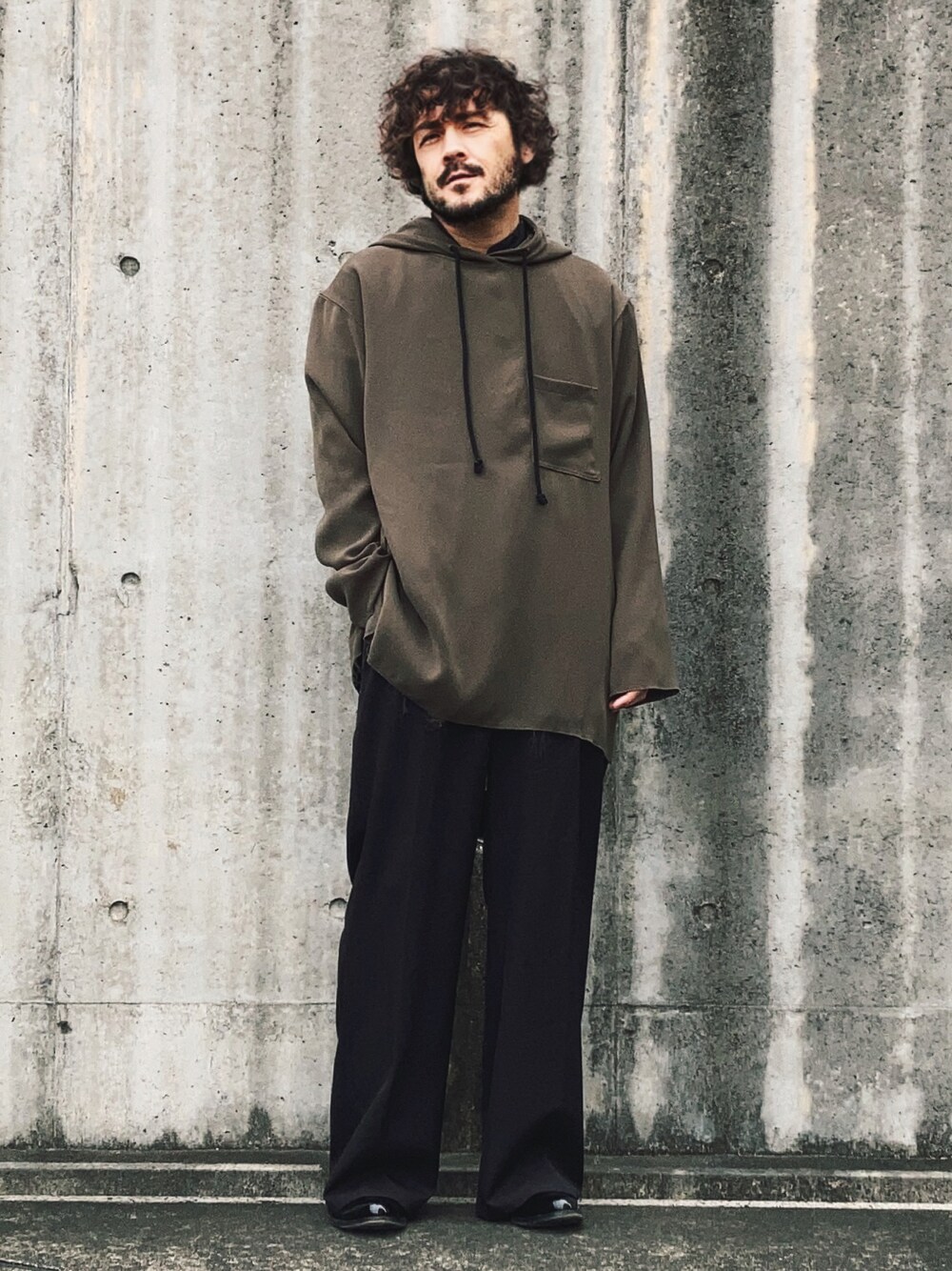 「春コーデ、ロンT、初春コーデ、春服コーデ、ファッションを楽しもう、オリーブ、フーディー、ワイドスラックス、落ち感、素材感◎、シンプル、モードストリート、春めき満開コーデ」｜「Song for the Muteのmade in Australia size48 着丈78 身幅60 肩幅52.5 袖丈60.5（パーカー、グレー系）」を使った、koppaさん（メンズ・169cm）の春コーディネートの1枚目の写真