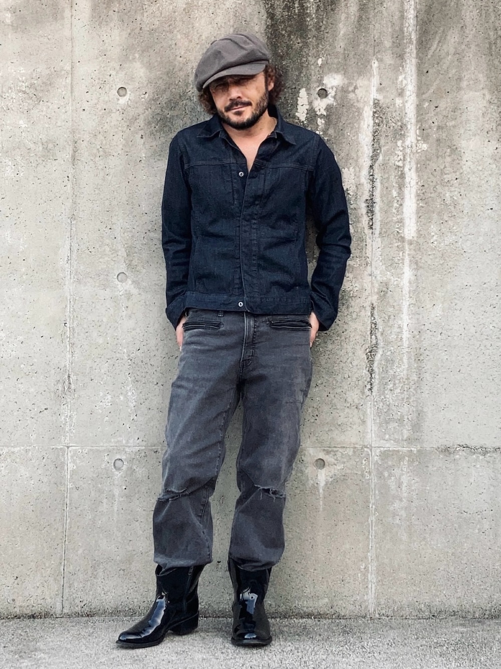 「秋服コーデ、ストリート、ワークスタイル、プチプラ、メンズファッション、ファッションを楽しもう、キャップ、キャスケット、ブラックデニム、ダメージデニムパンツ、ウエスタンブーツ、ブーツ、デニム、デニムオンデニム、ダブルデニム」｜「GUのsize L スリムダメージジーンズundercover（デニムパンツ、グレー系）」を使った、koppaさん（メンズ・169cm）の秋コーディネートの1枚目の写真