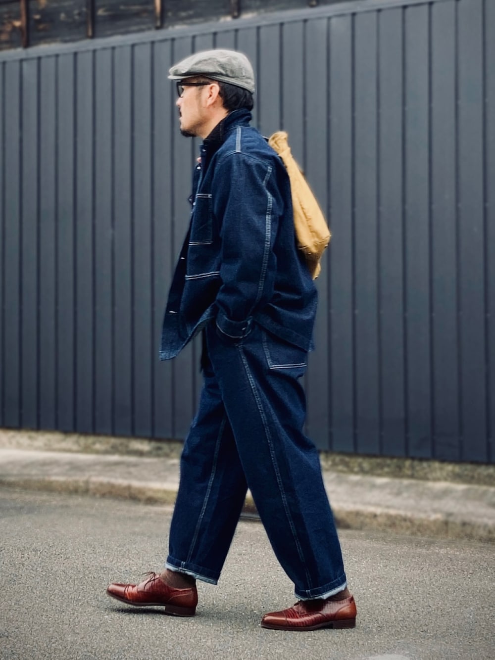 ブラック系のシャツ/ブラウス、ブルー系のデニムジャケット、ブルー系のデニムパンツを着用したメンズの秋コーディネートの1枚目の写真