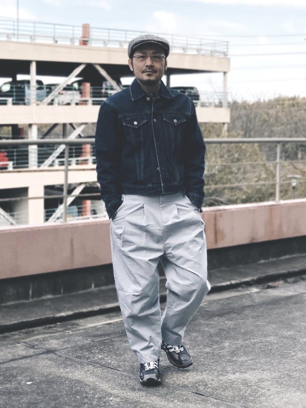 「古着MIX、デニムジャケット、デニム、Gジャン、春アウター、ワイドパンツ、スニーカー、ハンチング、シンプルコーデ、ストリート、春色、カラーパンツ」｜「UNIQLOのsize M オールドUNIQLO（デニムジャケット、ブルー系）」を使った、koppaさん（メンズ・169cm）の冬コーディネートの1枚目の写真