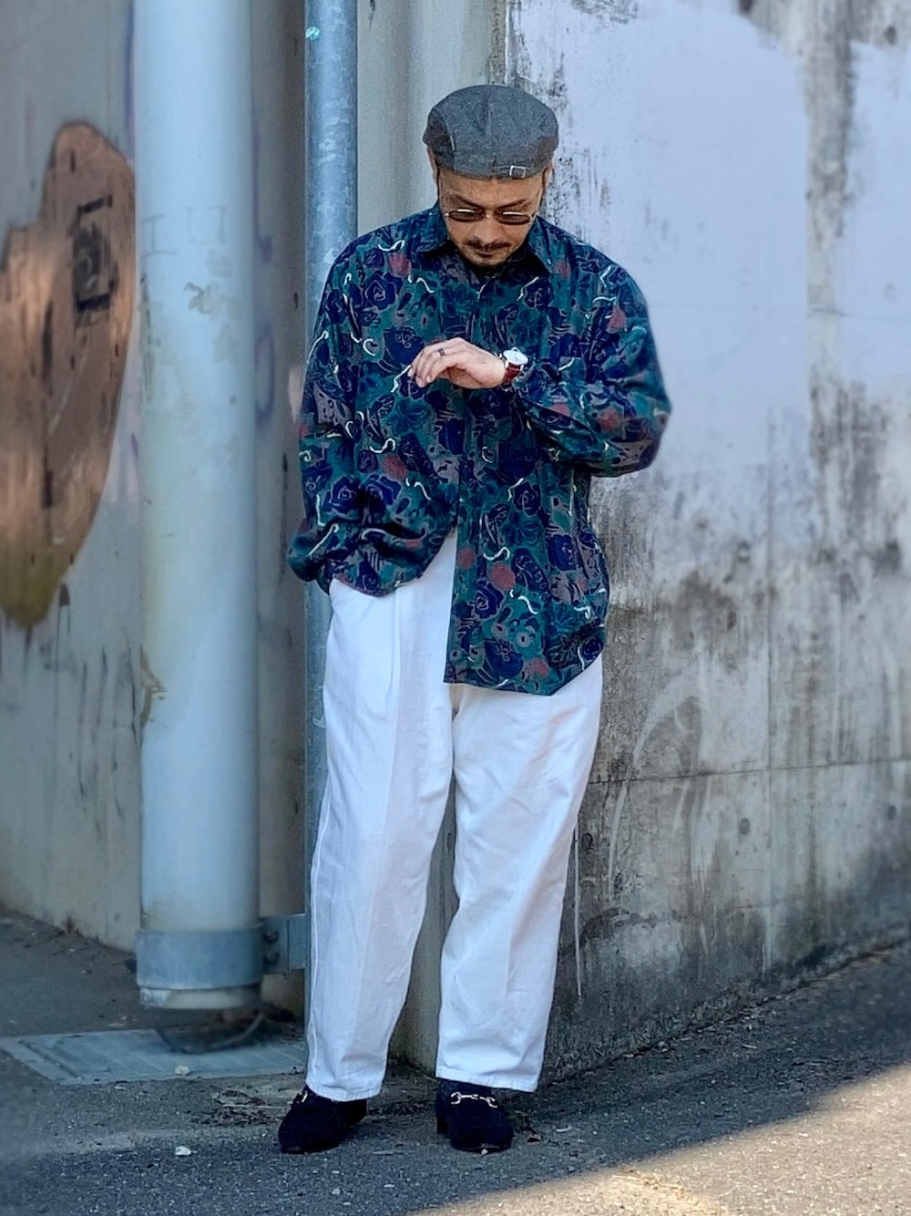 グリーン系のシャツ/ブラウス、ホワイト系のスラックス、ブラック系のローファーを着用したメンズの秋コーディネートの1枚目の写真