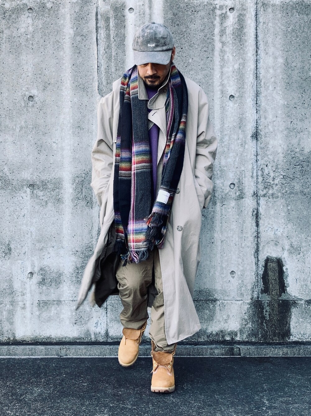 パープル系のスウェット、ベージュ系のトレンチコート、グリーン系のその他パンツを着用したメンズの秋コーディネートの1枚目の写真