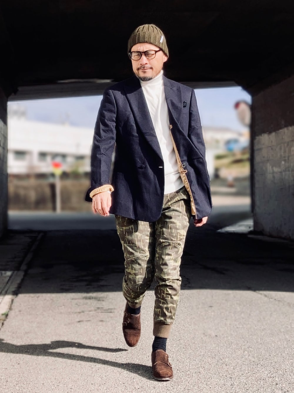 ホワイト系のニット/セーター、ブルー系のテーラードジャケット、その他のパンツを着用したメンズの春コーディネートの1枚目の写真