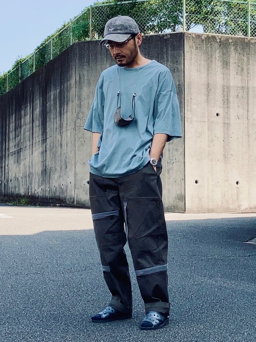 「ビッグシルエット、キャップ、カーゴパンツ、カーキ、秋コーデ、メガネ男子、休日スタイル、ストリート、ストリートMIX、ストリートコーデ、ストリート系、大人コーデ、ワイドパンツ、サンダルに靴下、オーバーサイズ」｜「個人理念🌐のアイテム（その他、その他）」を使った、koppaさん（メンズ・169cm）の秋コーディネートの1枚目の写真