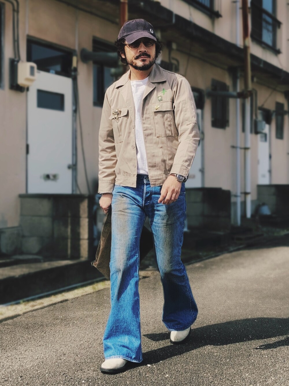 adidasのアイテムを使った「ブーツカットデニム」の人気ファッション 