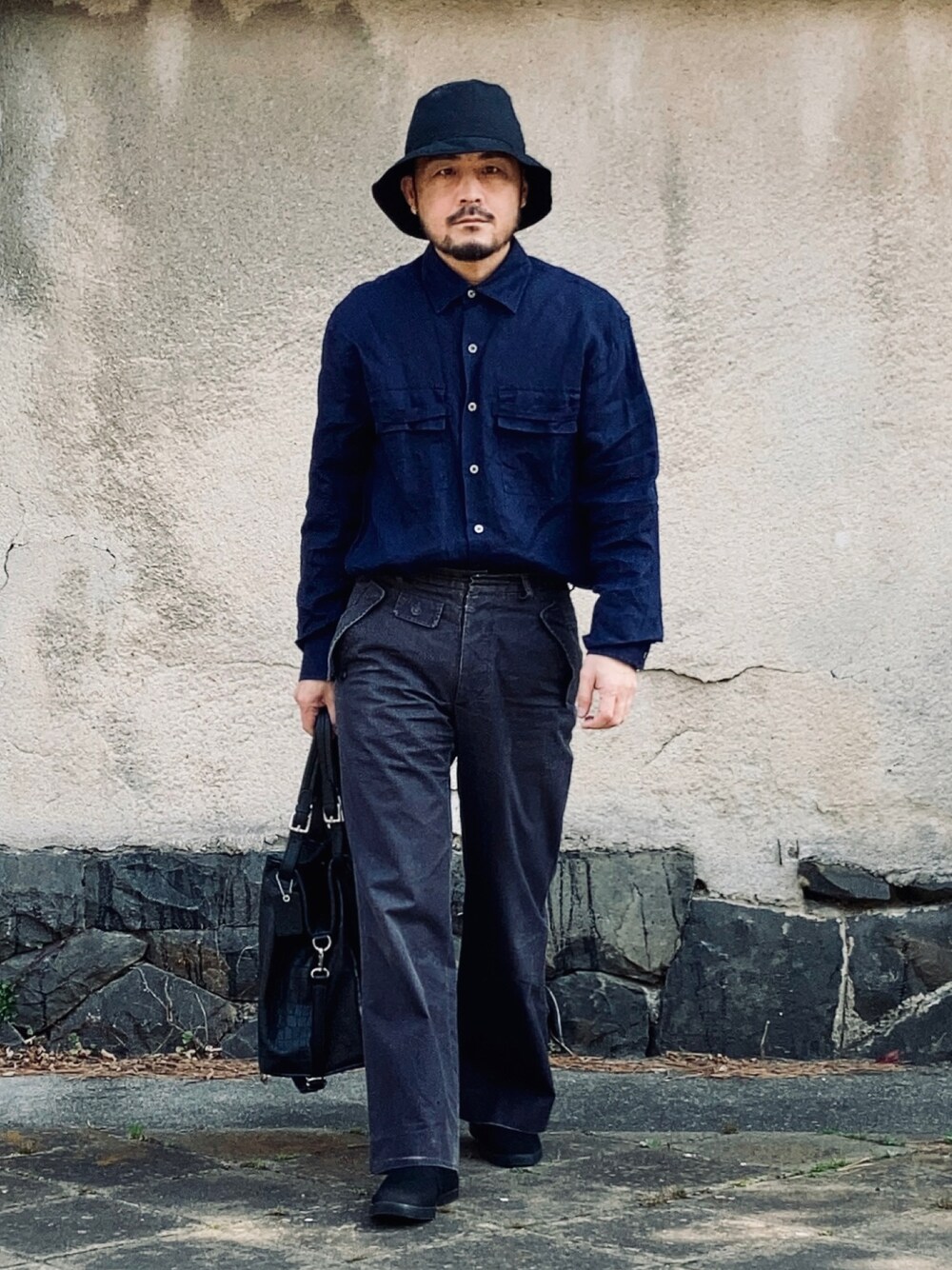 「シャツスタイル、春服みてみて、春コーデ、スラックス、きれいめカジュアル、リネンシャツ、ワークパンツ、ダメージ加工、バケットハット黒、レザートート、スリッポン、ネイビー×グレー、タックイン、古着コーデ、トートバッグ」｜「CASSANDEREのmade in Italy sizeL（シャツ/ブラウス、ブルー系）」を使った、koppaさん（メンズ・169cm）の春コーディネートの1枚目の写真