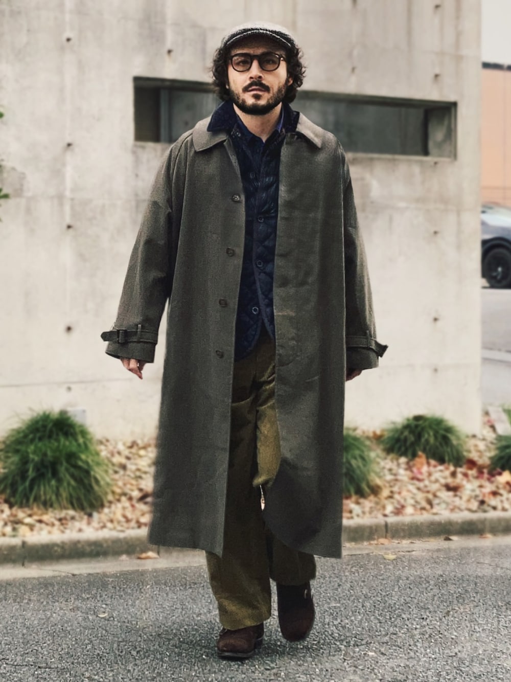 「最近のいい感じコーデ、キルティング、キルティングジャケット、冬アウター、ロングコート、メンズファッション、古着、古着MIX、ハンチング帽、コーデュロイパンツ、メガネ男子」｜「EDDEN ELLENのオーバーバルコート（ステンカラーコート、グレー系）」を使った、koppaさん（メンズ・169cm）の秋コーディネートの1枚目の写真