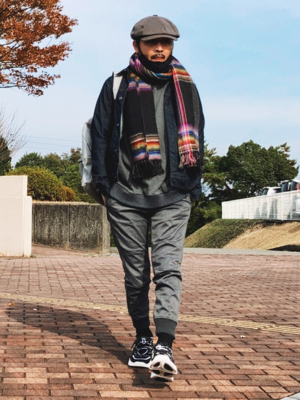 グレー系のTシャツ/カットソー、ブルー系のデニムジャケット、グレー系のその他パンツを着用したメンズの秋コーディネートの1枚目の写真