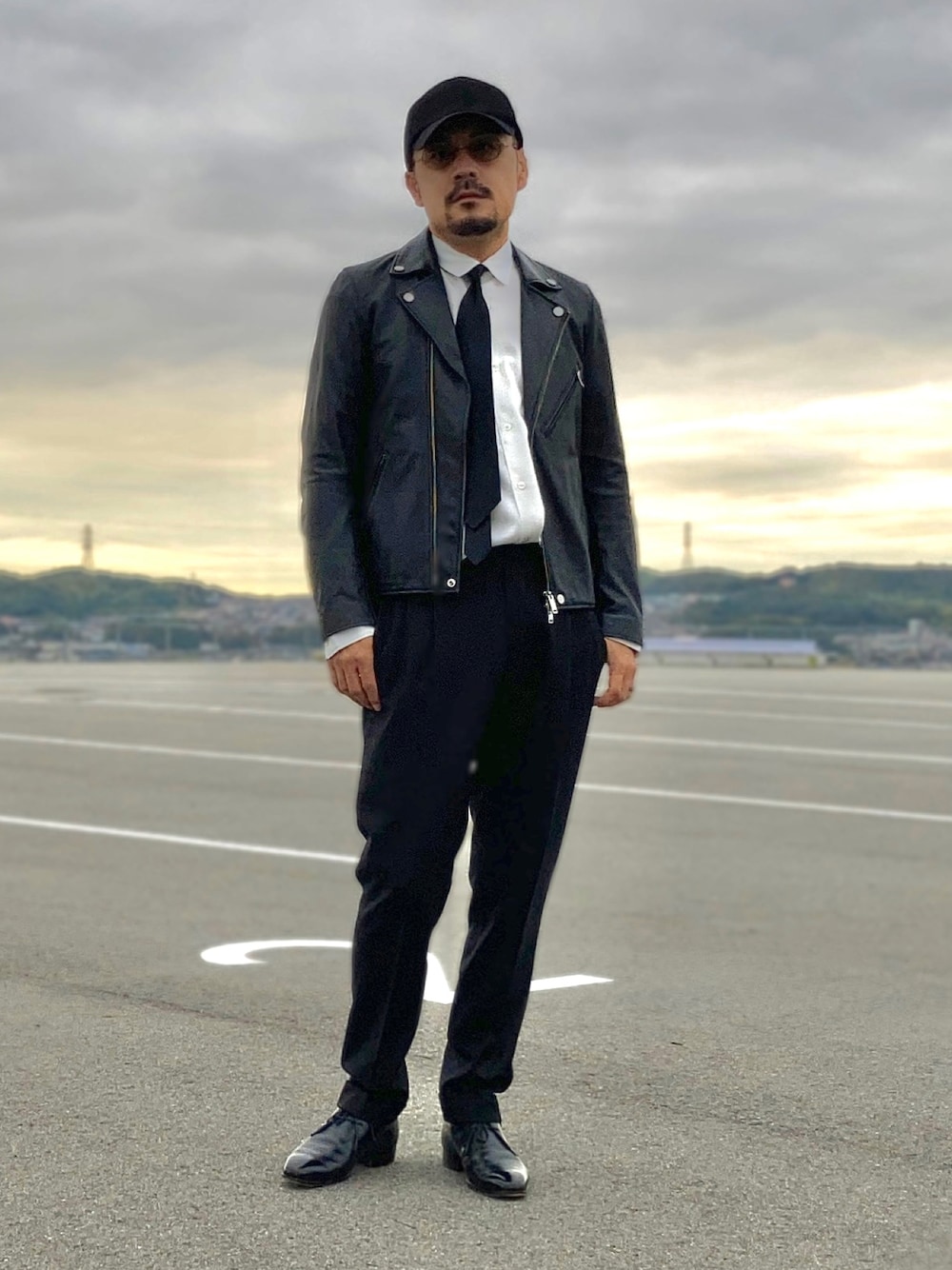 ホワイト系のシャツ/ブラウス、ブラック系のライダースジャケット、ブラック系のその他パンツを着用したメンズの秋コーディネートの1枚目の写真