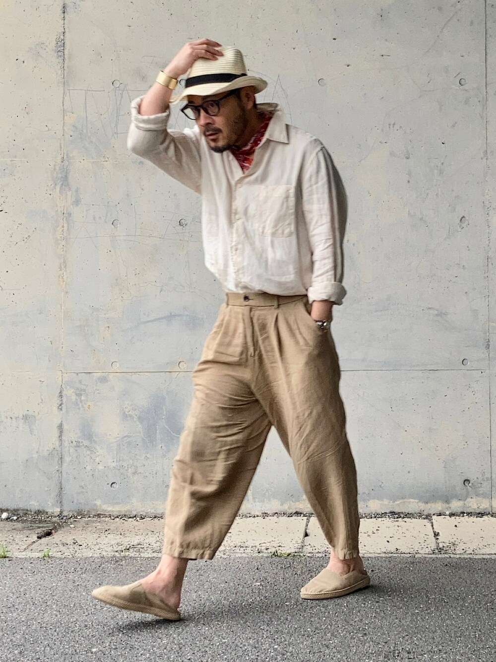 ベージュ系のシャツ/ブラウス、ベージュ系のその他パンツ、ベージュ系のその他シューズを着用したメンズの春コーディネートの1枚目の写真