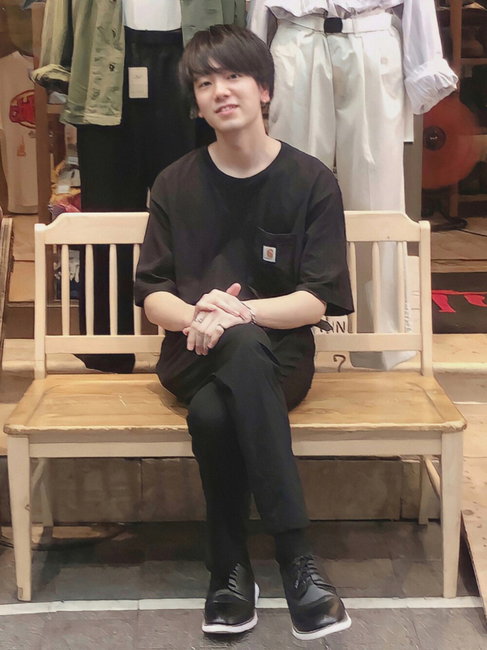 ブラック系のTシャツ/カットソー、ブラック系のスラックス、ブラック系のドレスシューズを着用したメンズの夏コーディネートの1枚目の写真