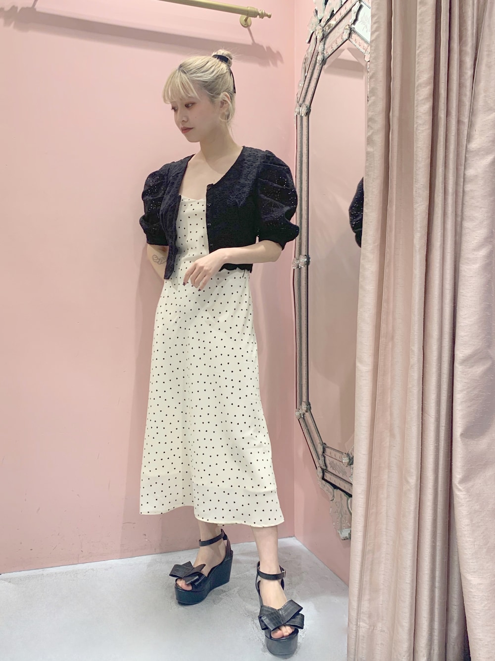 「春色、カジュアル、低身長、オトナ女子、淡色コーデ、春、キャミワンピ、リルリリー、lilLilly、リリシャス、LILICIOUS、ペイン、pain、ロングワンピース、きれいめカジュアル」｜「lilLillyのコットンレースハートトップス【セットアップ対応】（シャツ/ブラウス、ブラック系）」を使った、つぇるさん（レディース・154cm）の春コーディネートの1枚目の写真