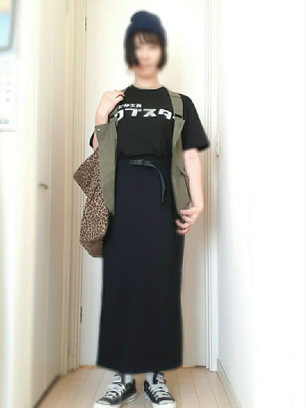 「大人カジュアル、ベスト×Tシャツ、カタカナロゴ」｜「IN THE MARKETのアイテム（スカート、ブラック系）」を使った、ヤマチャンさん（レディース・166cm）の秋コーディネートの1枚目の写真