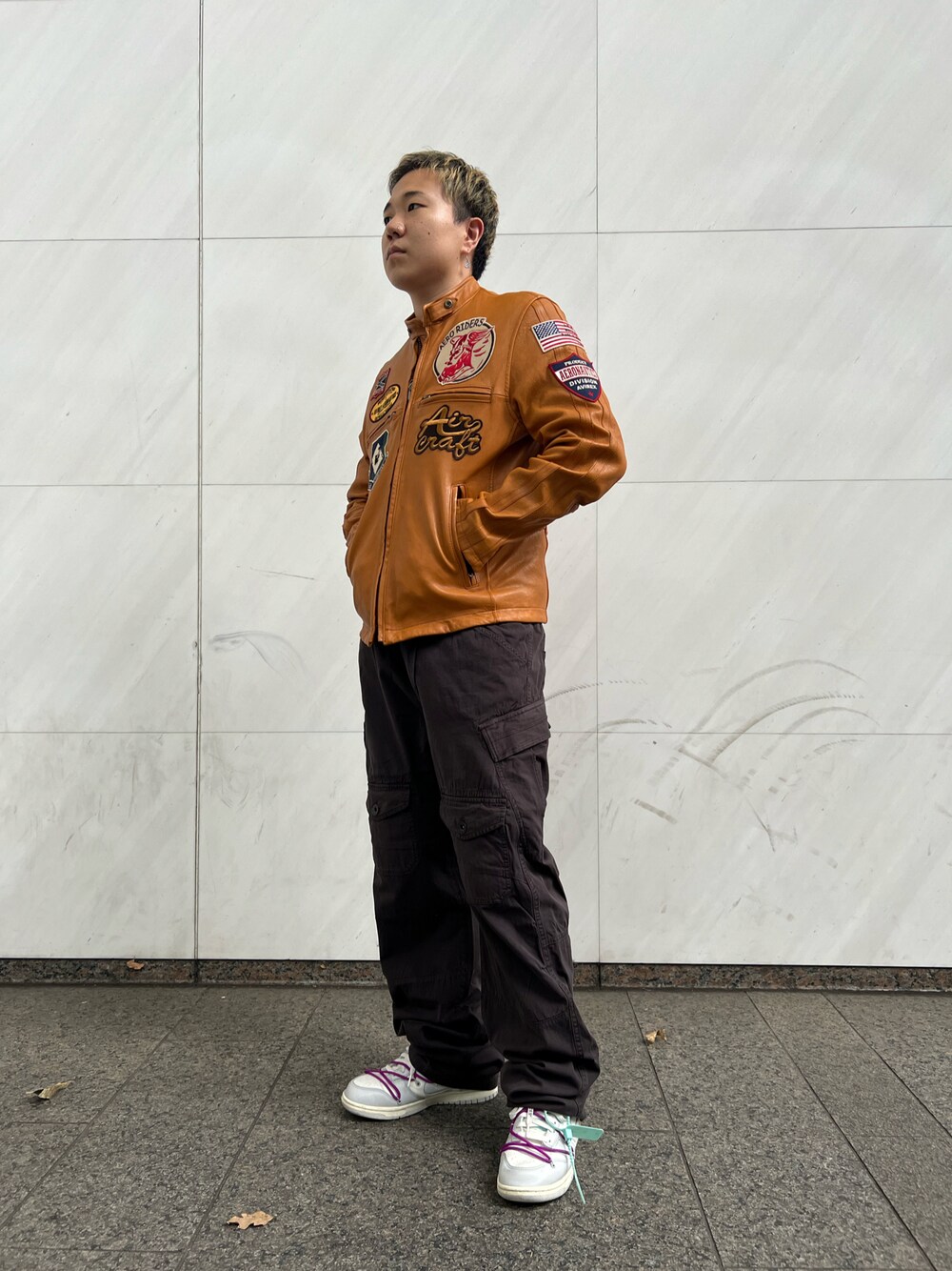 「レザージャケット、ライダース、AVIREX、ライダースジャケット、カーゴパンツ、春コーデ、ワッペン、メンズコーデ、AVIREXBelle、ライダースコーデ」｜「AVIREXの《REBUILD COLLECTION》パッチドライダース / PATCHED RIDERS JACKET（ライダースジャケット、イエロー系）」を使った、YUKIさん（メンズ・171cm）の夏コーディネートの1枚目の写真