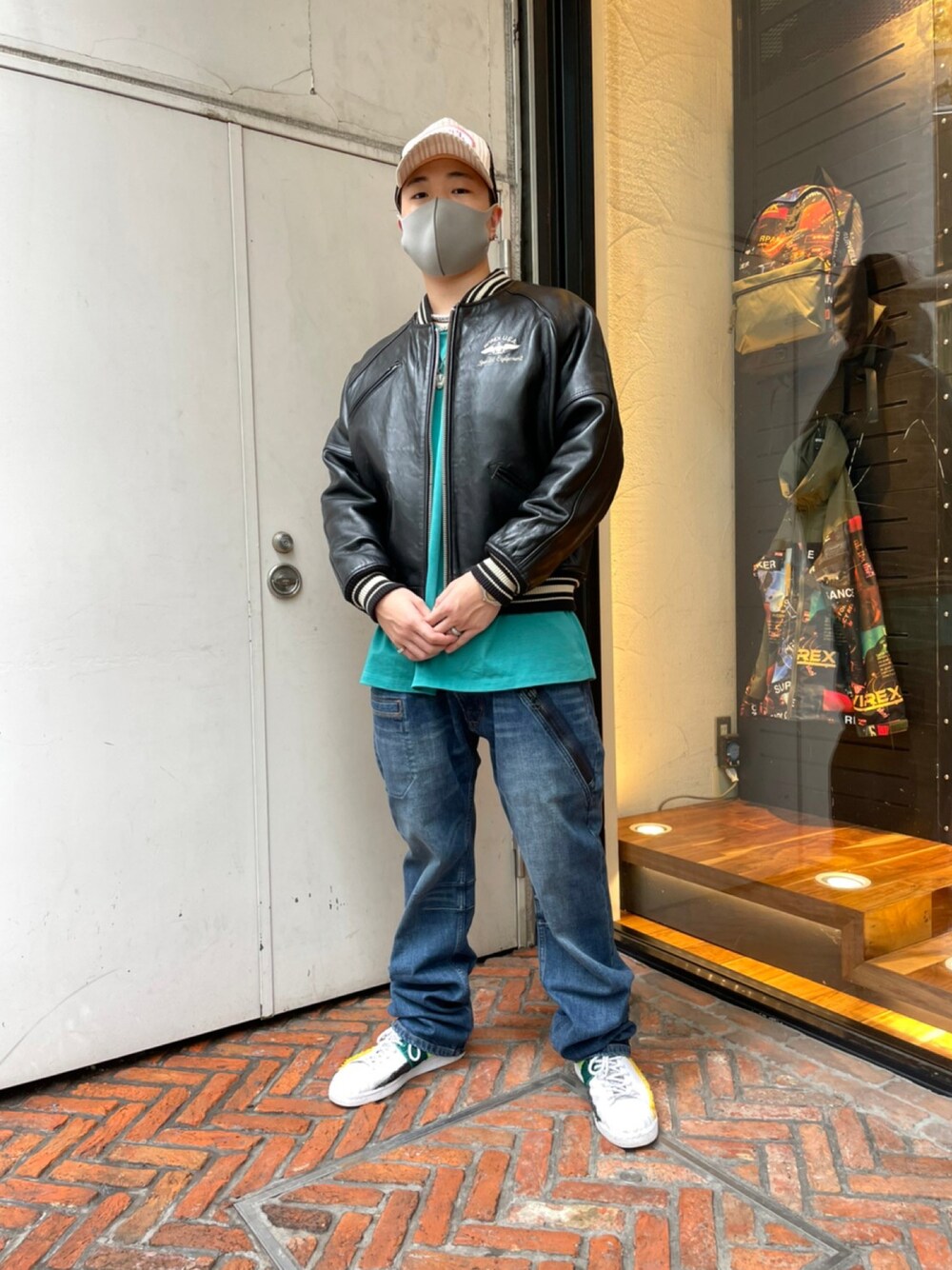 「デニム、秋のコーデ、AVIREX、大人カジュアル、デニムパンツ、ラフ、雨、秋コーデ、おしゃれさんと繋がりたい、AVIREXBelle」｜「AVIREXのアイテム（スタジャン、レッド系）」を使った、YUKIさん（メンズ・171cm）の夏コーディネートの1枚目の写真