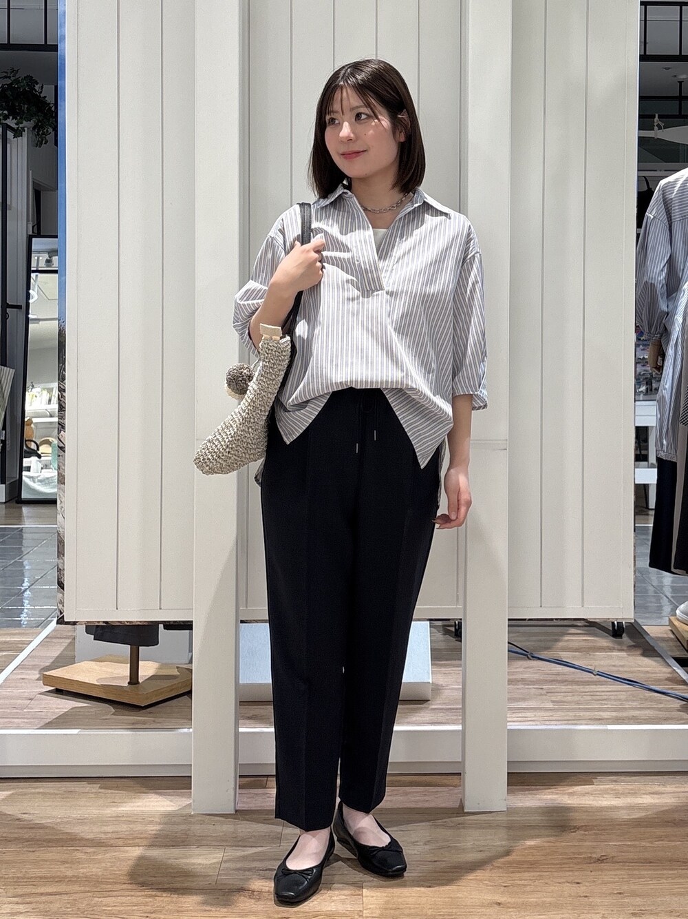 イエロー系のシャツ/ブラウス、ブルー系のその他パンツ、ブラック系のパンプスを着用したレディースの春コーディネートの1枚目の写真