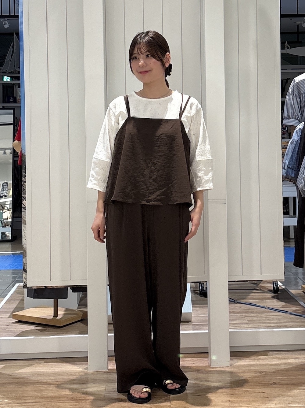 ブラウン系のサロペット/オーバーオール、ブラック系のその他ヘアアクセサリーを着用したレディースの春コーディネートの1枚目の写真