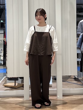 「Dessin（デッサン）の【吸汗速乾/洗える】リラクシーキャミサロペット（サロペット/オーバーオール、ブラウン系）」を使った、hinakoさん（レディース）の春コーディネート